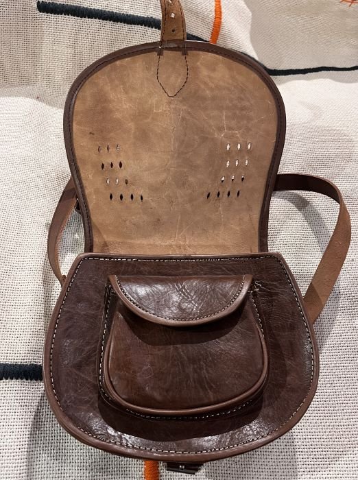 résente un motif de palmiers et de fleurs estampillé.