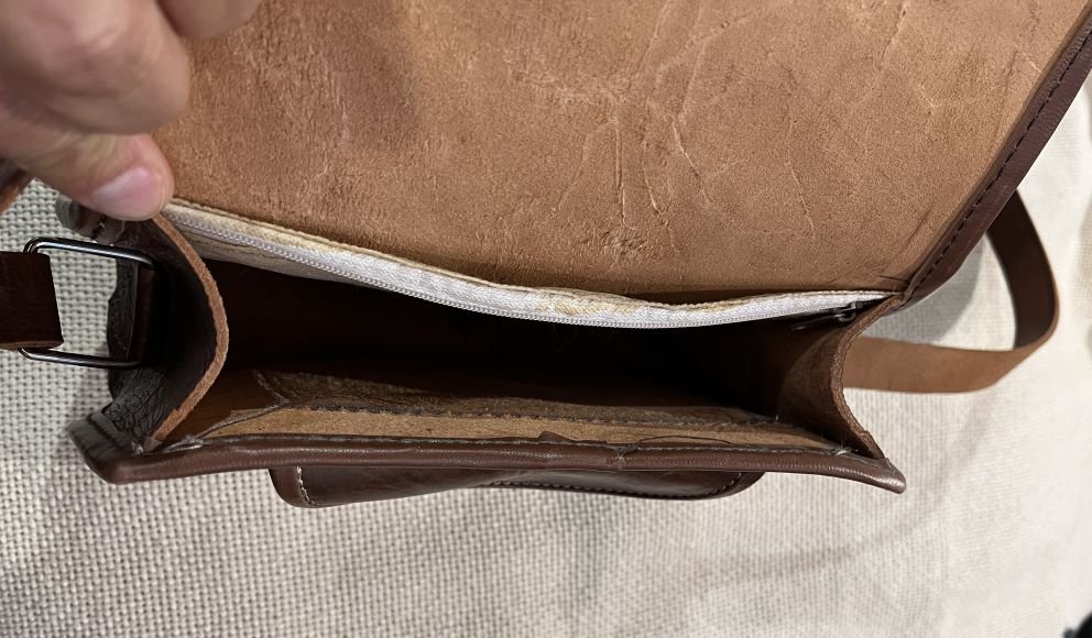 vue des deux compartiments interieur de ce Sac en cuir marocain, coupé et cousu à la main par des artisans marocains