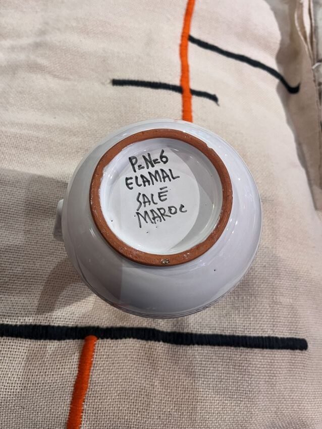 signature de l'artisan marocain sur le bas de pichet en ceramique
