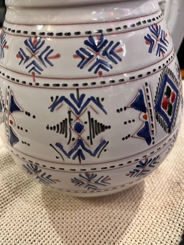 vue de plus pres de ce pichet en ceramique