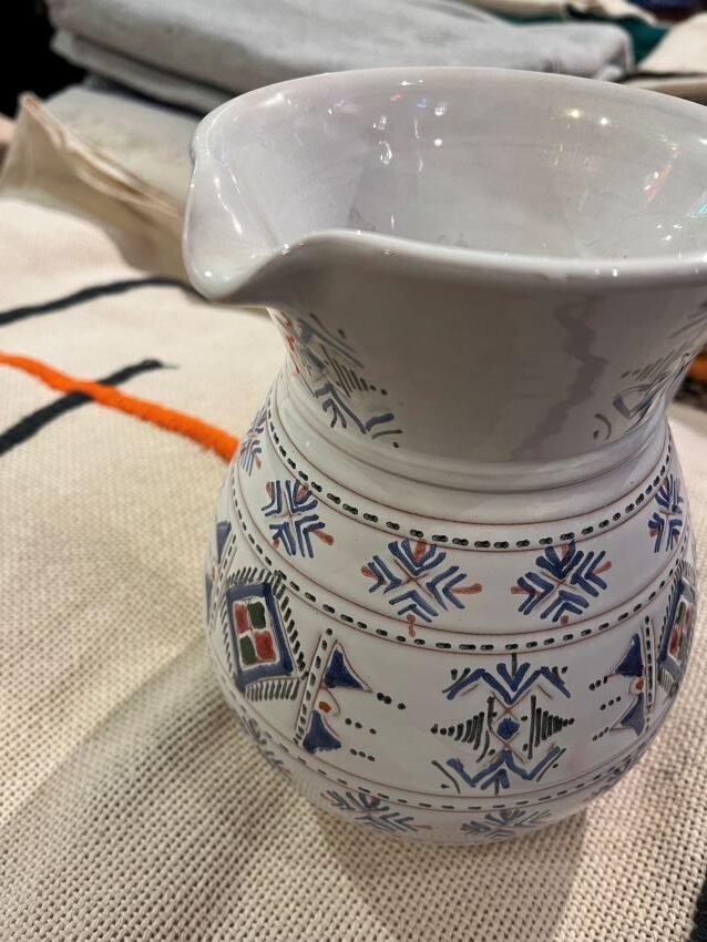 design en bleu et rouge pichet maroc