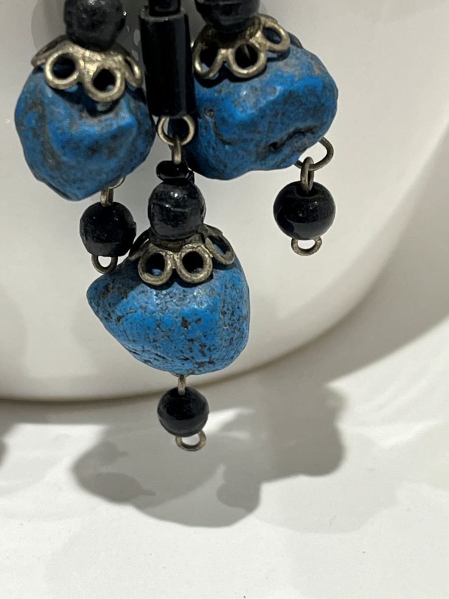 pierres en potterie bleu et argent compose materiel de ces boucles oreilles
