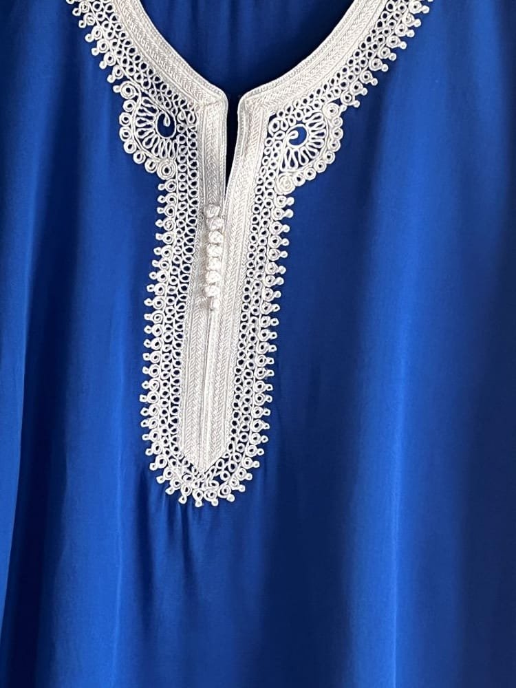 Confectionnée en coton de qualité, cette tunique marocaine est incroyablement douce et agréable à porter.