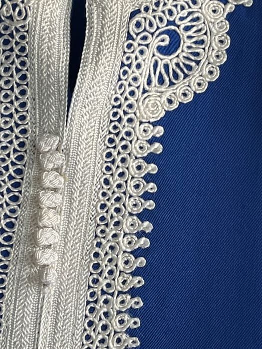 broderies traditionnelles marocaines dans ce top en blue