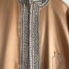 caftan orné de fines bordures tissées traditionnelles qui embellissent le col, le devant, les poignets, les poches