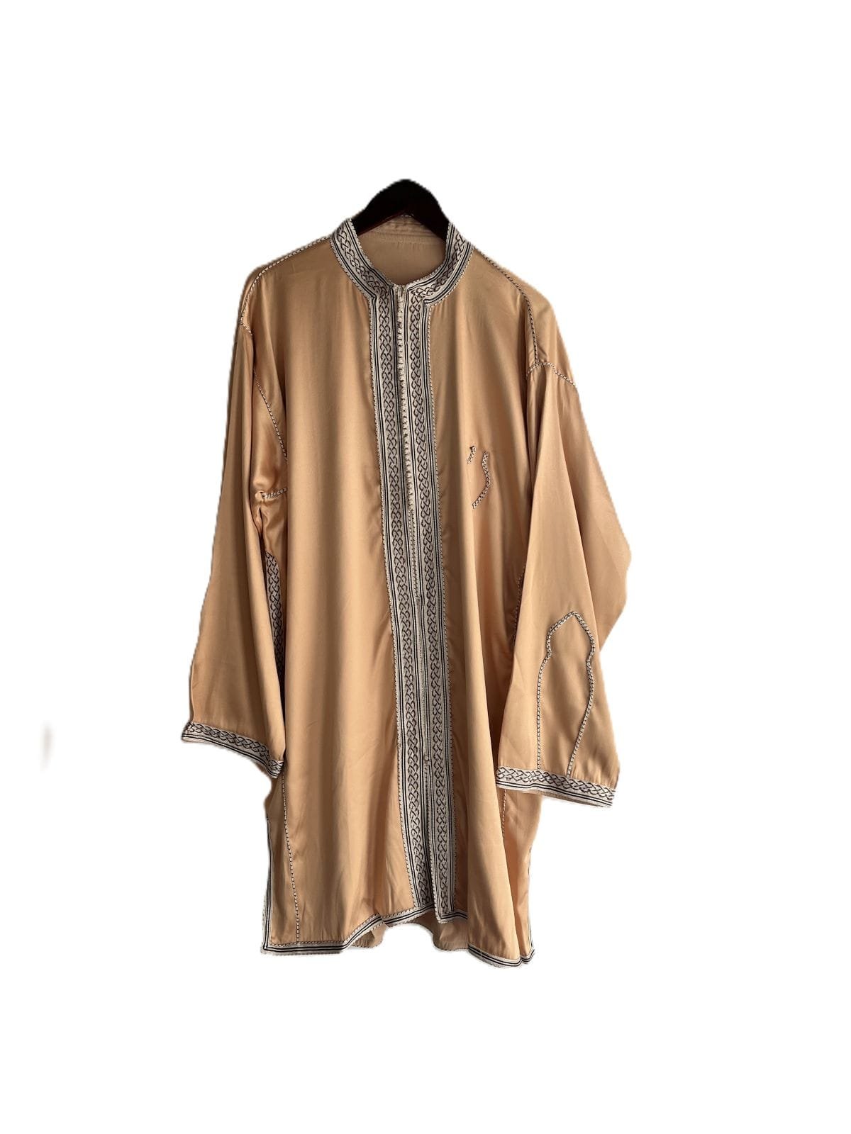 élégant jabador, un ensemble traditionnel deux pièces composé d'une tunique à manches longues et d'un pantalon