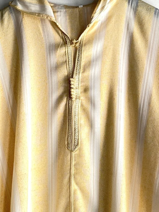 kaftan-with-hood-close-up djellaba en coton avec des rayures