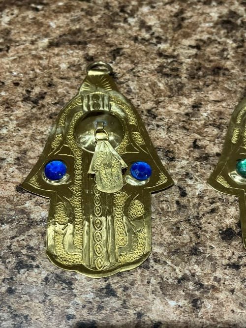 main-khamsa- protection-pierre-bleu brass hanging hamsa with bleu stones