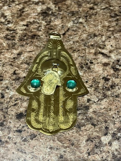 main-khamsa- protection-pierre-verte brass wall hanging hamsa with green stones