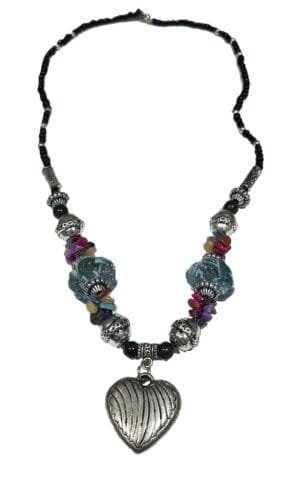 collier fait main avec perles et pendant coeur