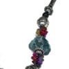 Collier de perles de rocaille noires orné d'éclats de pierres colorées