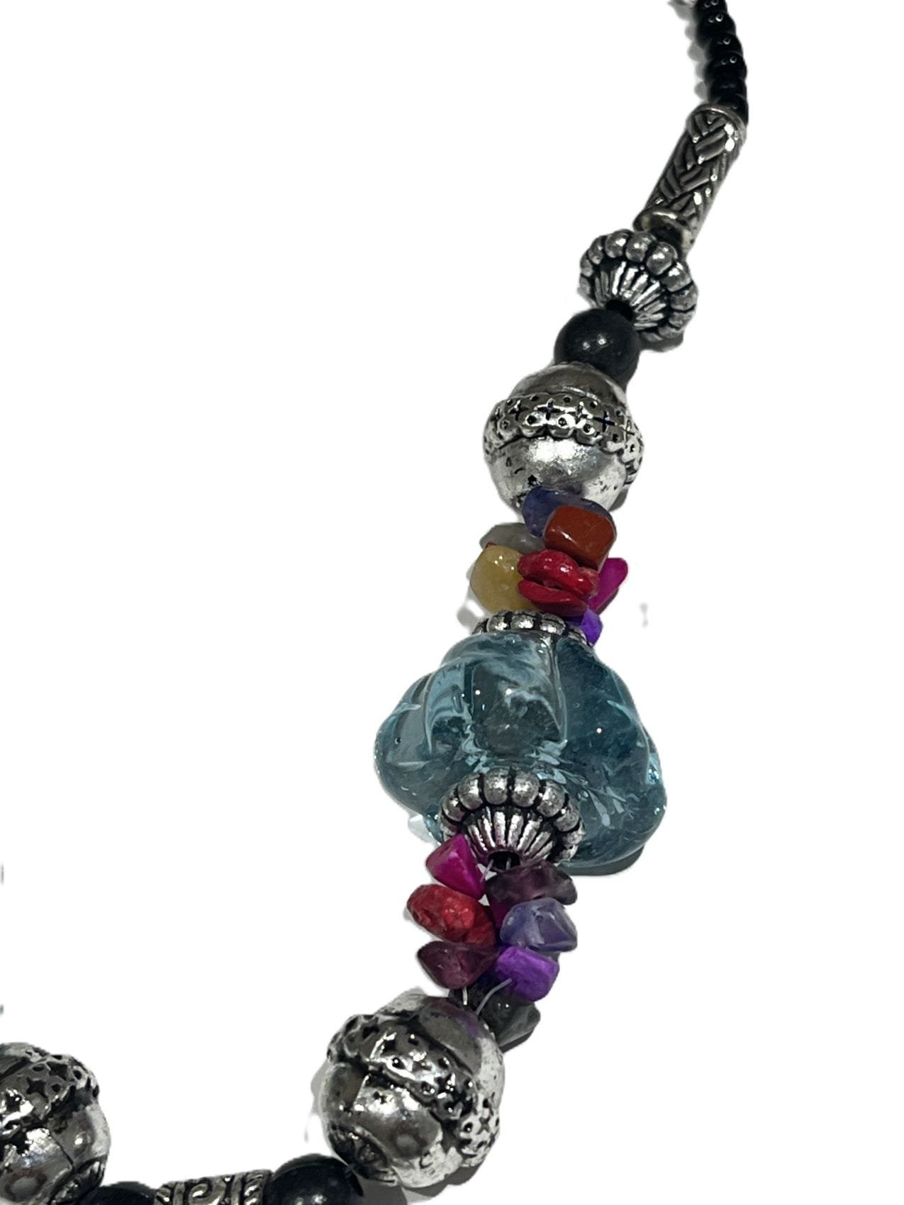 Collier de perles de rocaille noires orné d'éclats de pierres colorées