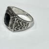 Portée au quotidien ou lors d'occasions spéciales, cette bague intemporelle apporte caractère et élégance à toutes vos tenues.