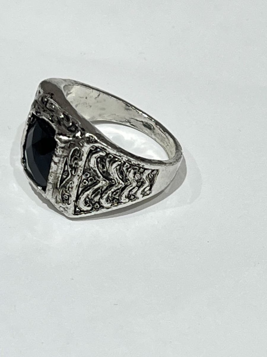 Portée au quotidien ou lors d'occasions spéciales, cette bague intemporelle apporte caractère et élégance à toutes vos tenues.