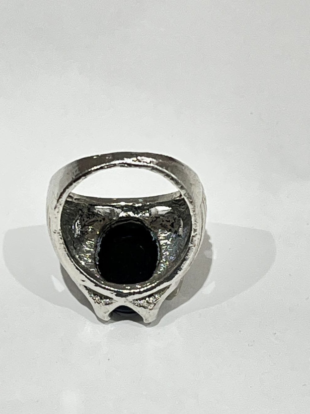 Bague avec pierre noire
