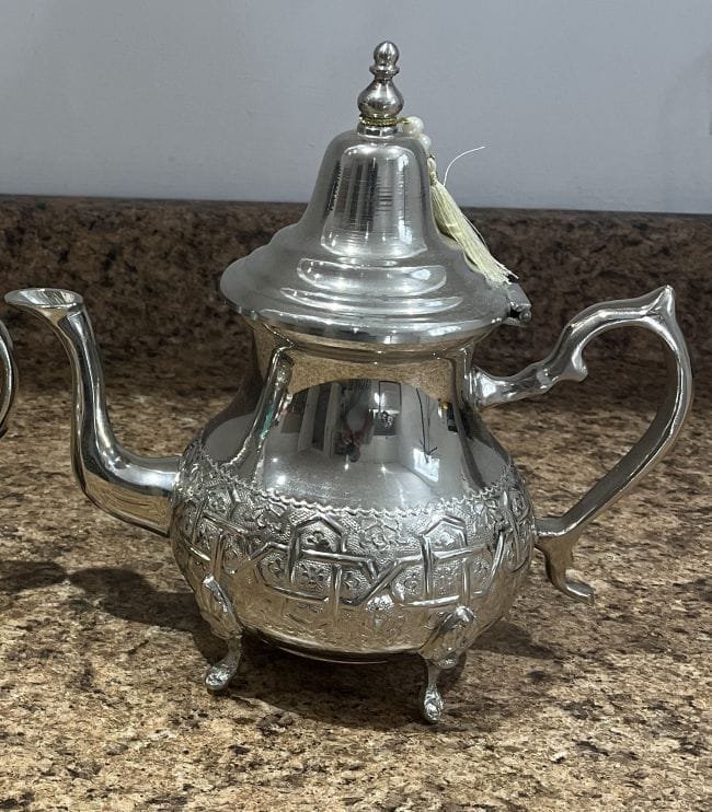 Finition argentée polie élégante theiere aux Motifs floraux décoratifs gravés à la main