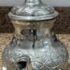 vintage-silver- teapot-close-up vue avant theiere antique