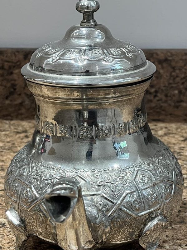vintage-silver- teapot-close-up vue avant theiere antique