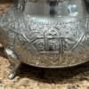 vintage-silver- teapot-design motifs flauraux de cette theiere antique