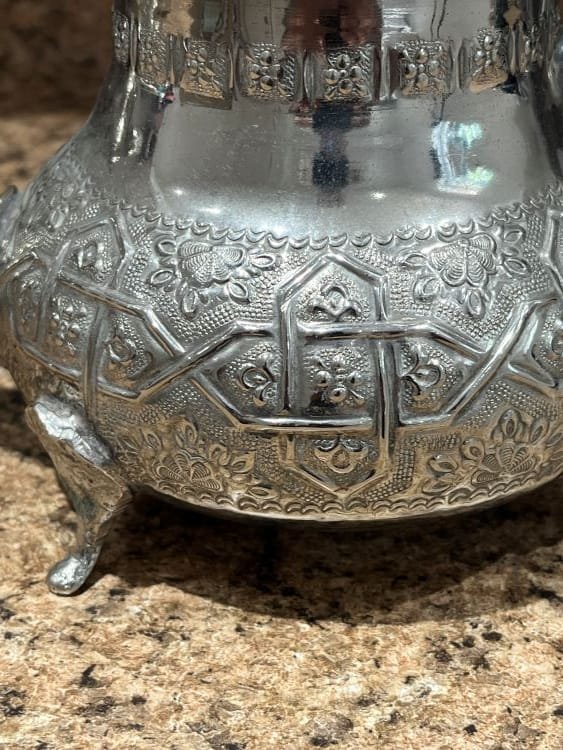 vintage-silver- teapot-design motifs flauraux de cette theiere antique