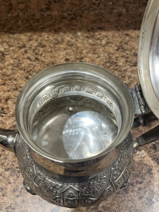vintage-silver- teapot-interior théière vintage peut servir de centre de table ou d’objet de collection.