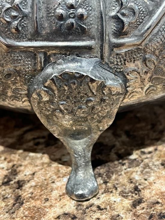 vintage-silver- teapot-legs pieds de theiere marocaine qui a de l age