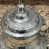 vintage-silver- teapot-lid munie de couvercle pour mettre le mélange de thé vert, de menthe fraîche et de sucre dans la théière.