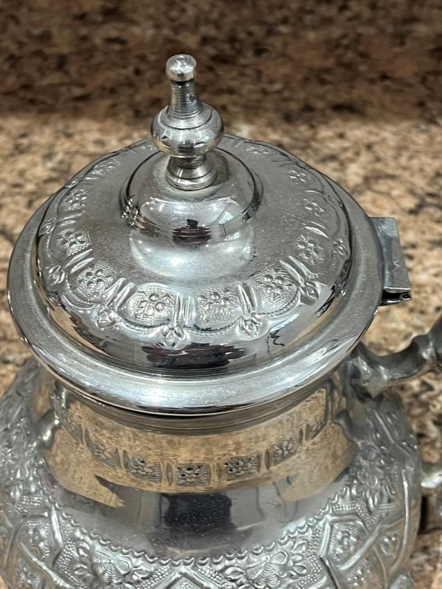 vintage-silver- teapot-lid munie de couvercle pour mettre le mélange de thé vert, de menthe fraîche et de sucre dans la théière.