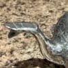 vintage-silver- teapot-spout Dotée d'un bec verseur permettant un versement précis