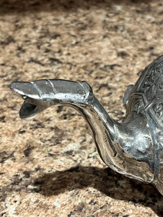 vintage-silver- teapot-spout Dotée d'un bec verseur permettant un versement précis