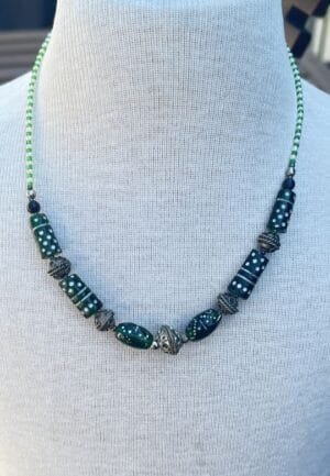 beaded-emerald-necklace colier maroc court couleur emeraude vert