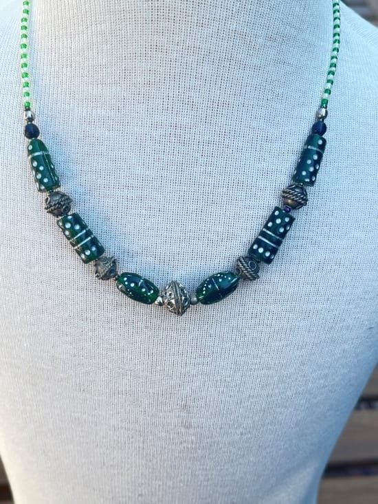 beaded-emerald-necklace-detail Un collier marocain artisanal en perles d'émeraude