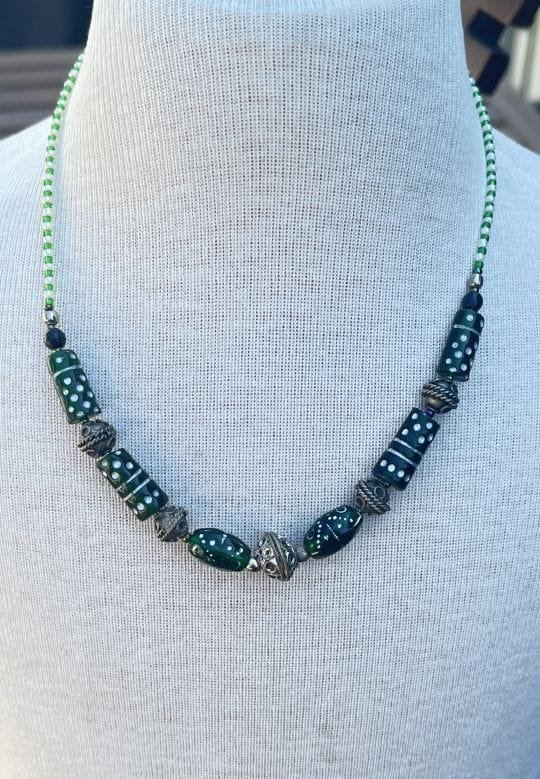 beaded-emerald-necklace colier maroc court couleur emeraude vert