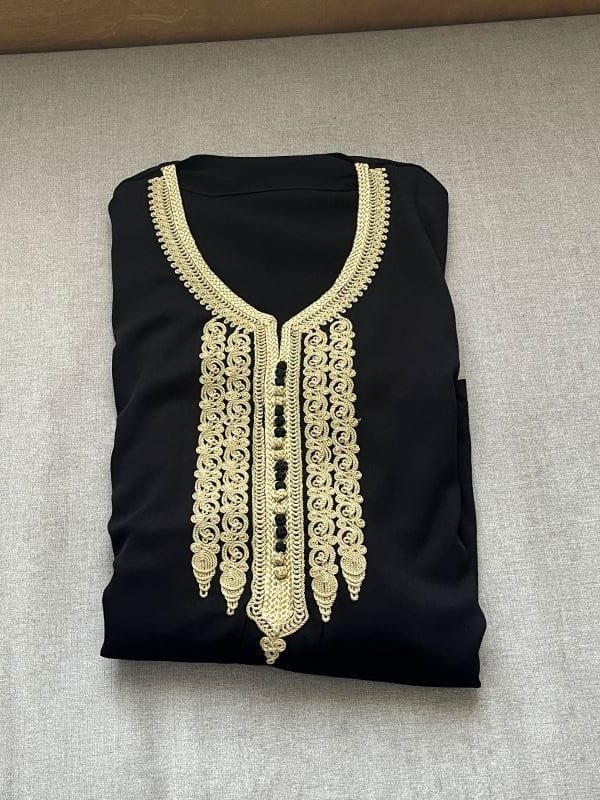 kaftan noir marocain avec broderies dorées