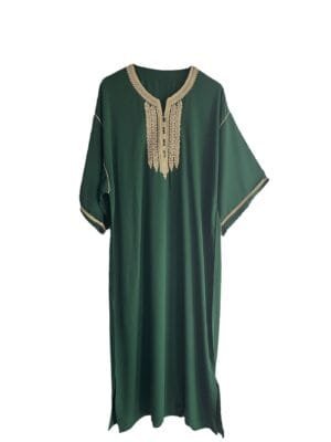 Élégant caftan d'inspiration marocaine orné de broderies raffinées