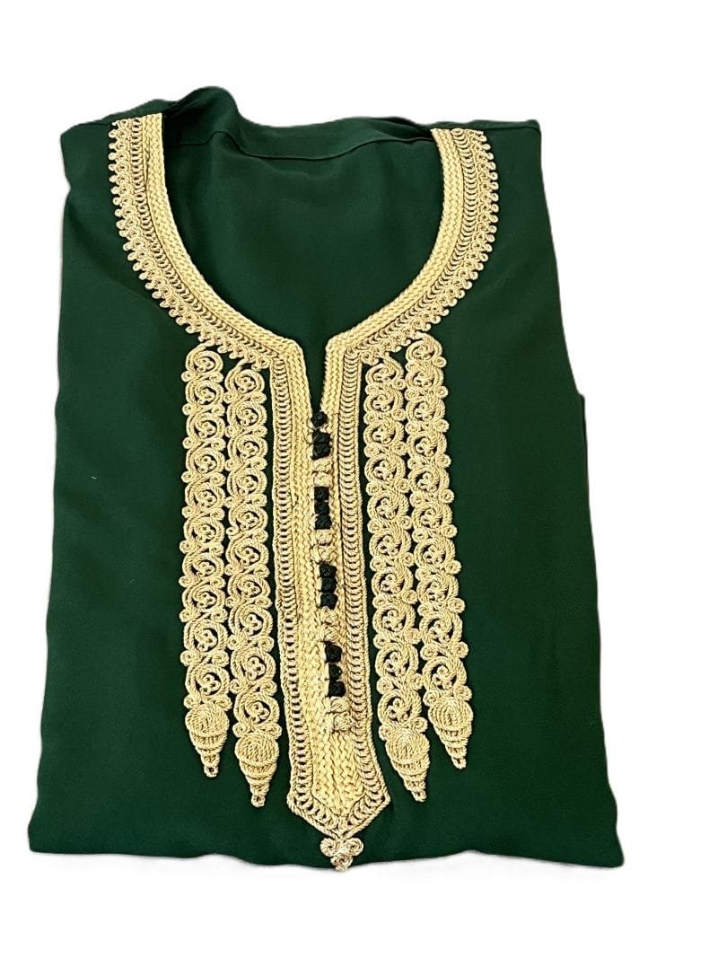 broderies délicates ornent de ce caftan pour femmes