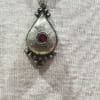 pierre rouge et de chaine en argent de ce colier berbere