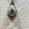 silver-pendant-necklace-close-up pierre rouge et de chaine en argent de ce colier berbere