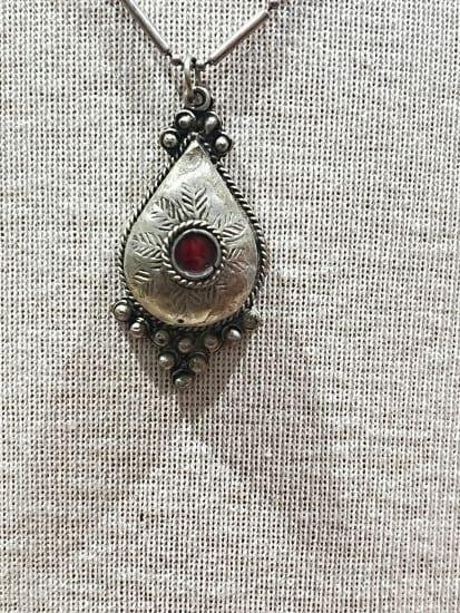 pierre rouge et de chaine en argent de ce colier berbere