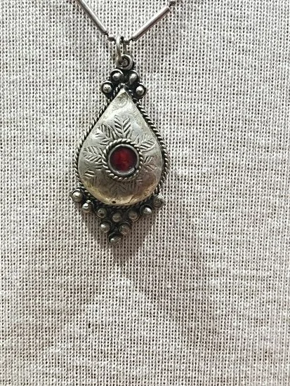 silver-pendant-necklace-close-up pierre rouge et de chaine en argent de ce colier berbere