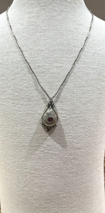 collier artisanal maroc un présent idéal pour toute occasion spéciale.