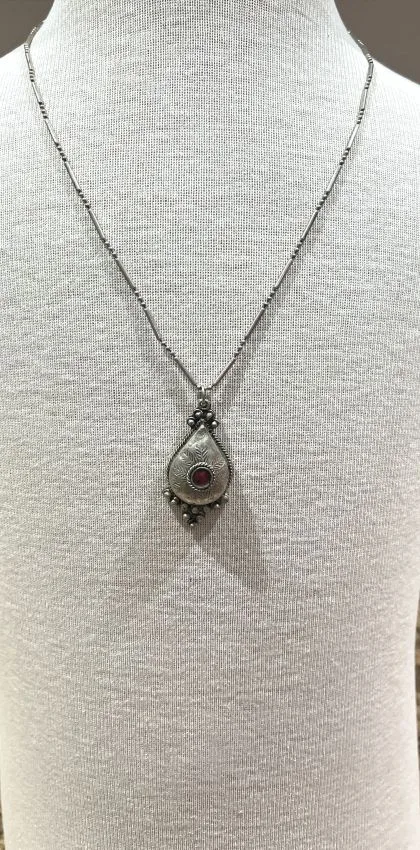silver-pendant-necklace-front collier artisanal maroc un présent idéal pour toute occasion spéciale.