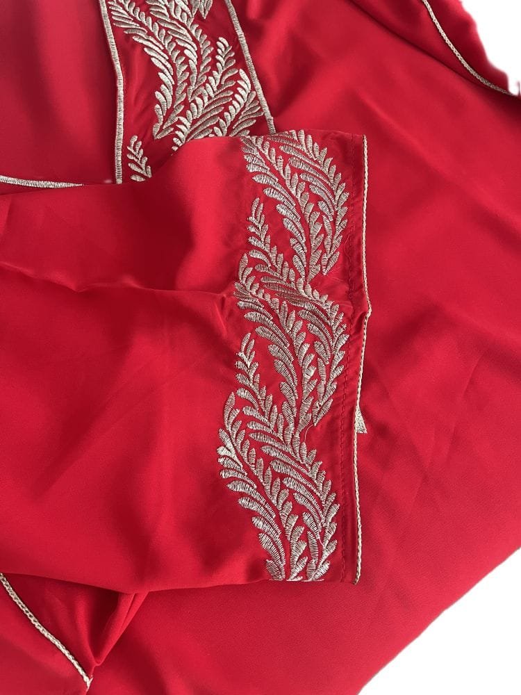 caftan-marocain-rouge-à-broderie-dorée-manches-evasées moroccan kaftan red gold embroidered