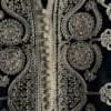 velours noir profond et des broderies dorées de caftan