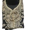 Le caftan est accompagné d'une ceinture décorative assortie