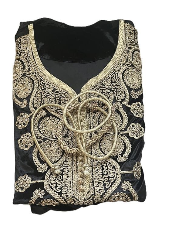 Le caftan est accompagné d'une ceinture décorative assortie