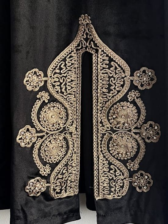 partie inférieure avant, le caftan arbore une fente décorative