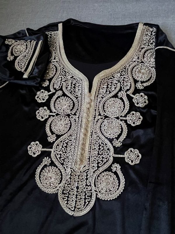 broderies du cou de caftan marocain noir