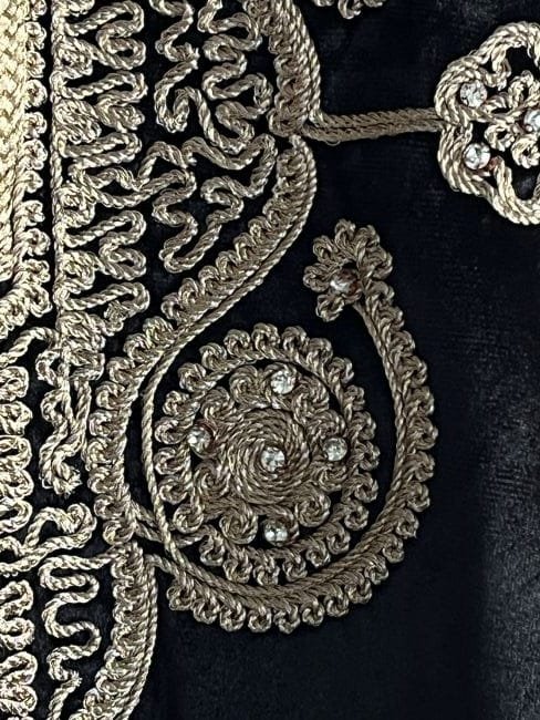 caftan magnifiquement orné de motifs floraux et ornementaux complexes