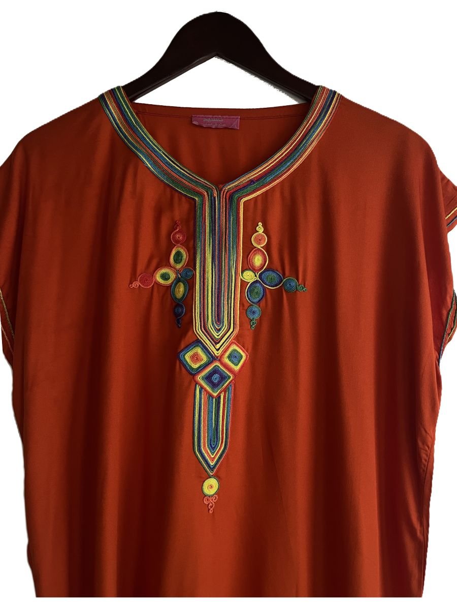 caftan marocain avec des manches courtes et larges